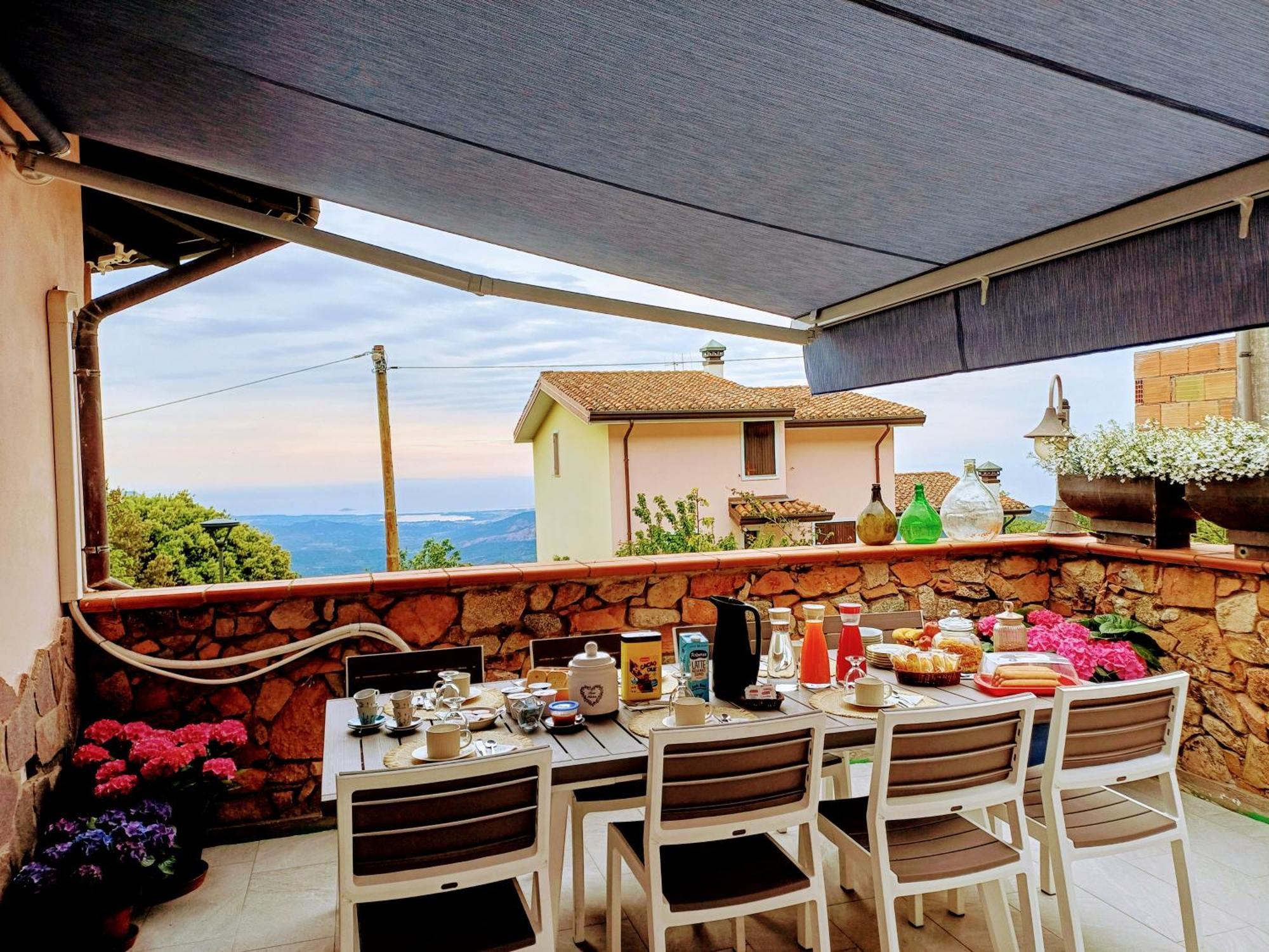 Monti E Mare Acomodação com café da manhã Lanusei Exterior foto